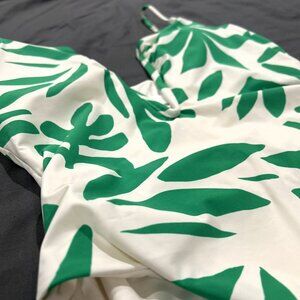 New🩱Gianni Bini - Tropical V-Wire Plunge One Piece Swimsuit - SZ M